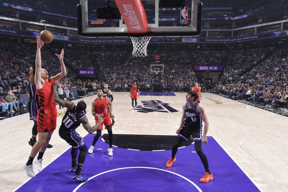 博鱼电竞首页-杨瀚森2分1助1断阿夫迪亚30+8 开拓者擒国王取3连胜