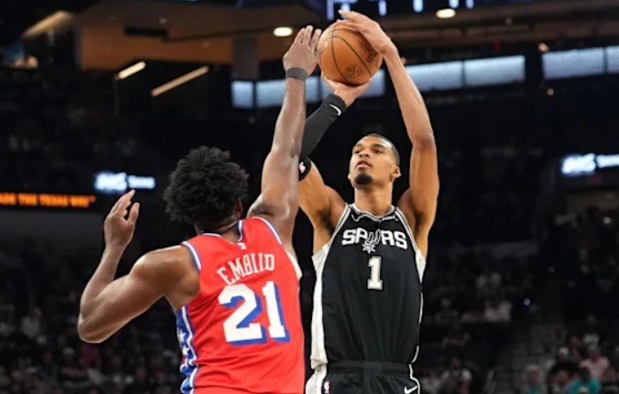 博鱼电竞首页-马刺60胜：文班vs恩比德的今昔