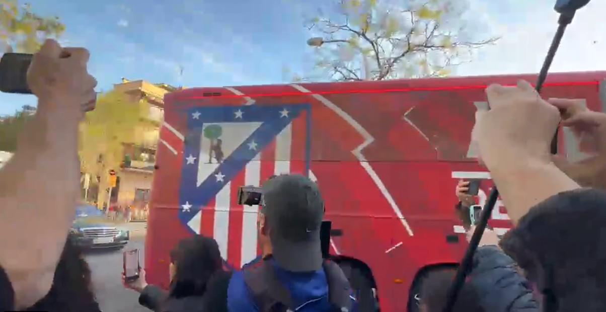 博鱼电竞平台-科贝：马竞大巴前往诺坎普的路上遭石块攻击，两扇车窗被砸碎