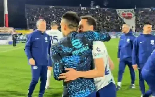 博鱼电竞首页-比赛结束后，恰尔汉奥卢将队长袖标戴在了劳塔罗手臂上